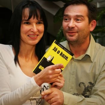 Simona Monyová s manželem na křtu knihy v roce 2007. O čtyři roky později byla zavražděna. 