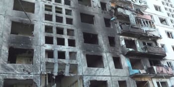 Rakety v Kyjevě dopadají na civilní domy. Ukrajinští hasiči obětavě odklízejí trosky