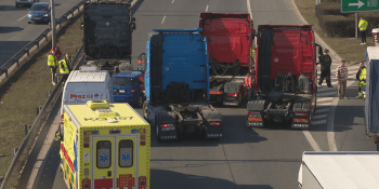 Řidiči kamionů blokovali české silnice. Rozlítily je závratné ceny nafty