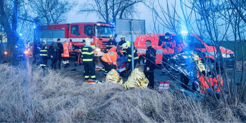 Záchranáři v Praze zasahovali u nehody autobusu s osobním autem. Devět lidí se zranilo.