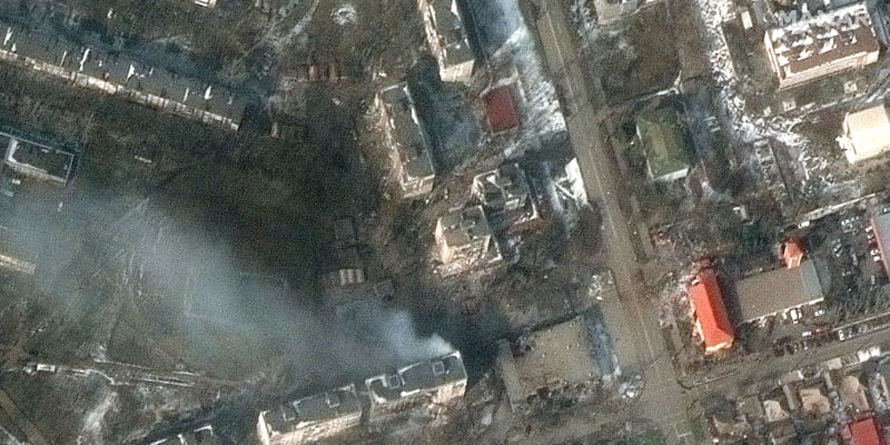 Letecké snímky ukazují zkázu Mariupolu. (12. března)