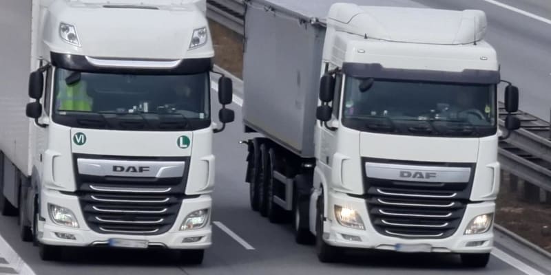 Dva skoro stejně rychle vedle sebe jedoucí kamiony dokáží značně zpomalit provoz na dálnici.