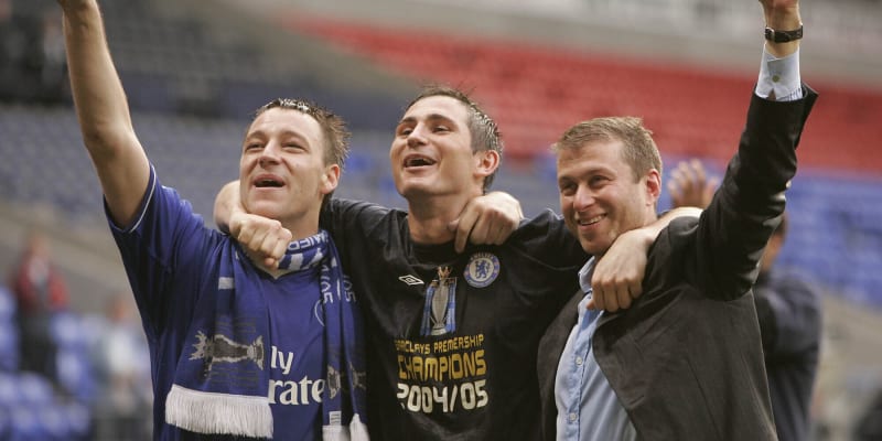 Roman Abramovič slaví ligový titul s Frankem Lampardem (uprostřed) a Johnem Terrym (vlevo).