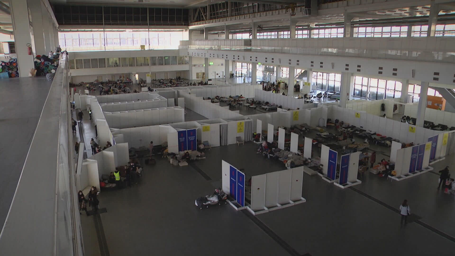 Přechodná ubytovna pro stovky ukrajinských uprchlíků na brněnském výstavišti hlásí nedostatek lehátek i spacáků. 