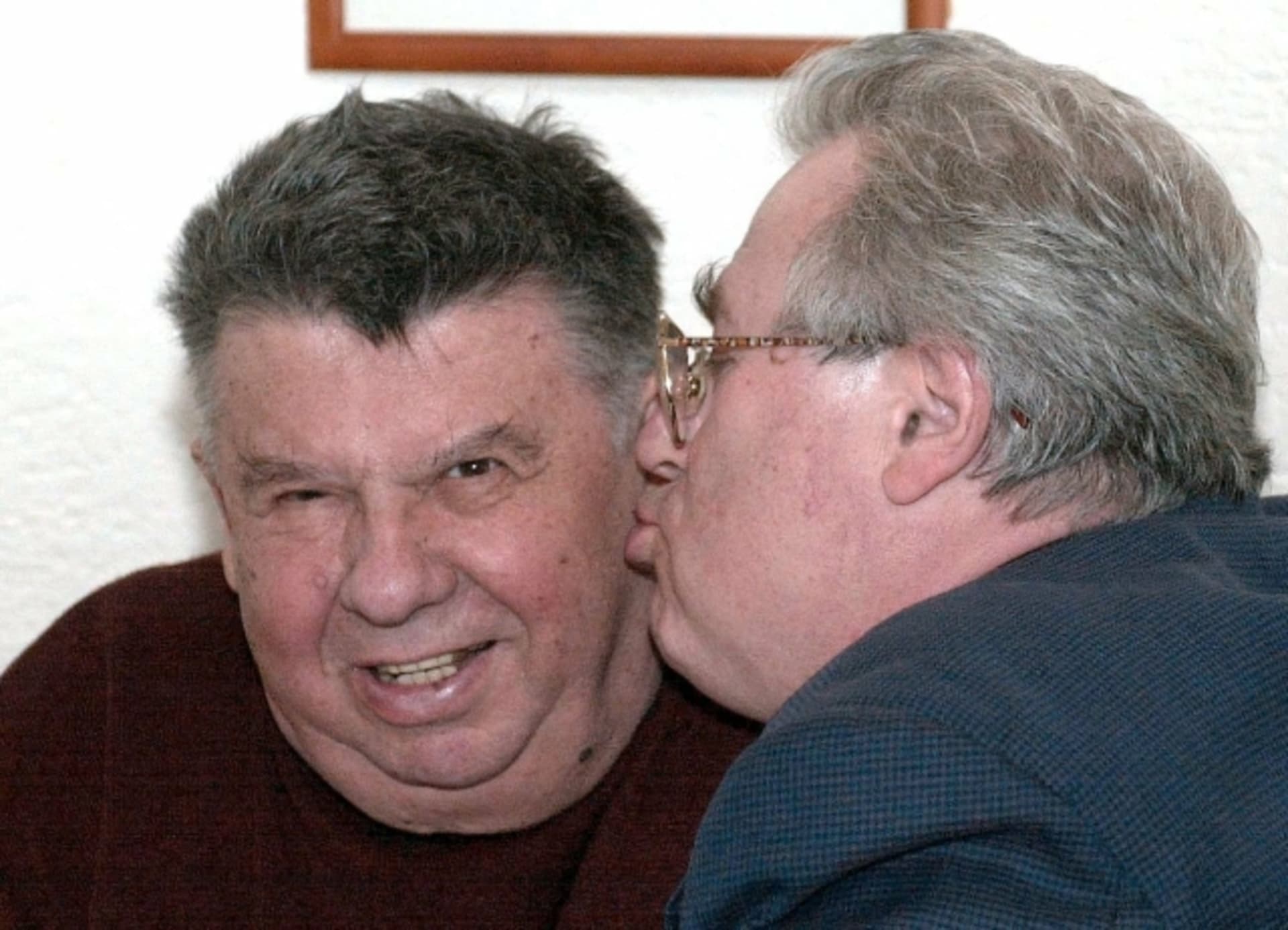 Herec Bronislav Poloczek (vpravo) gratuluje spisovateli Miloslavu Švandrlíkovi při křtu již devátého dílu Černých baronů. 