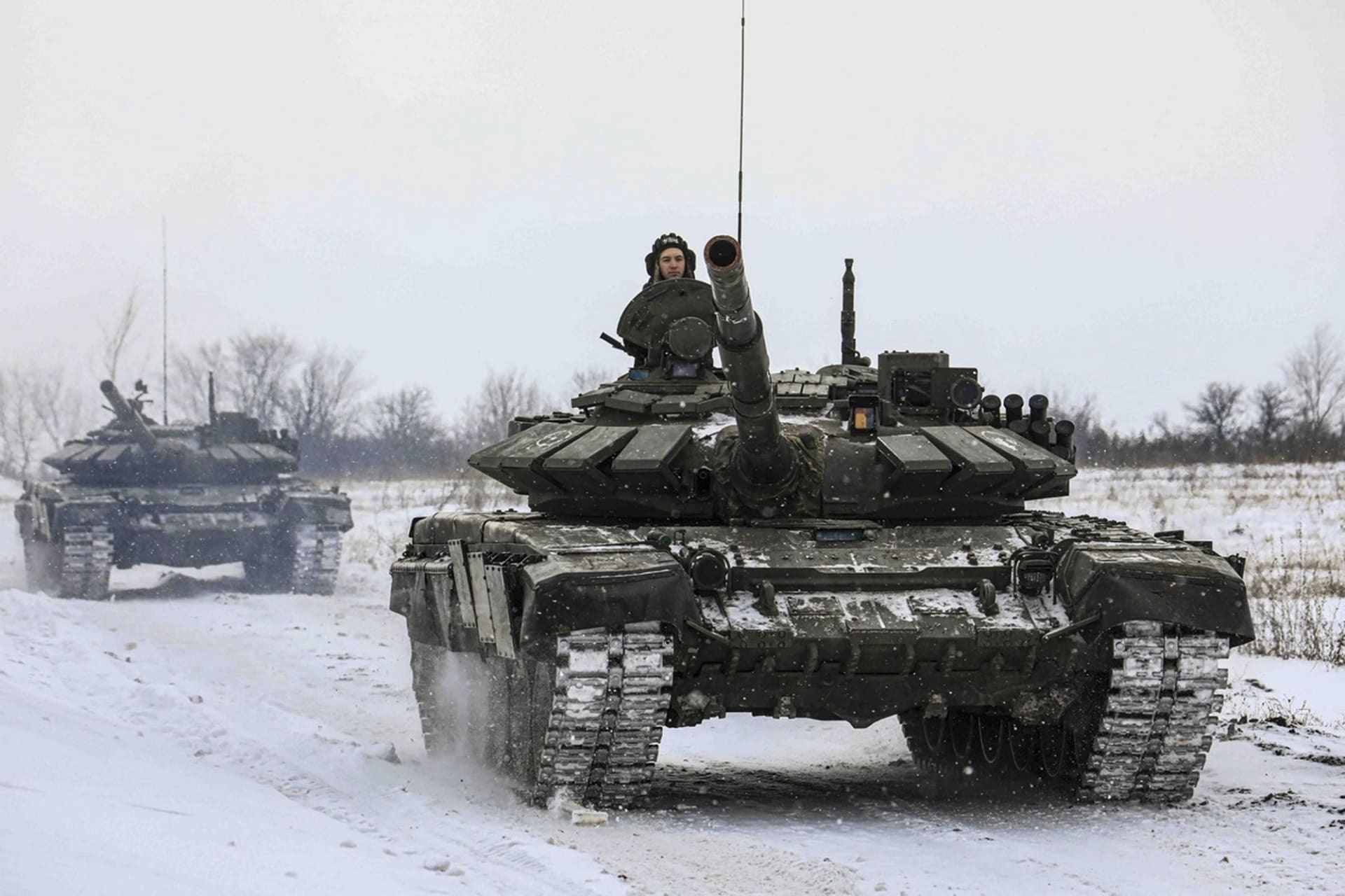 Kromě zničených ruských tanků v ulicích ukrajinských měst jich také spousta stojí vystavena napospas nepříteli bez kapky paliva.