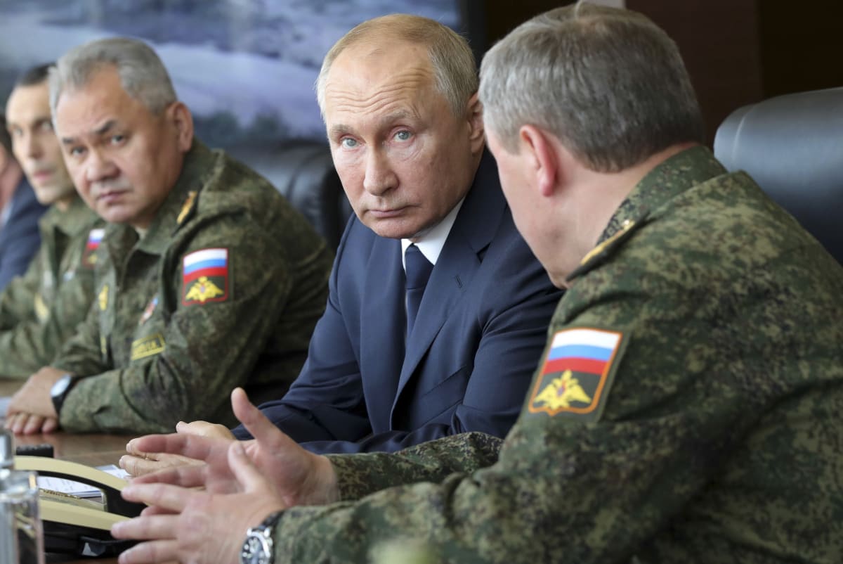 Ruský prezident Vladimir Putin se svým ministrem obrany Sergejem Šojguem (vlevo)