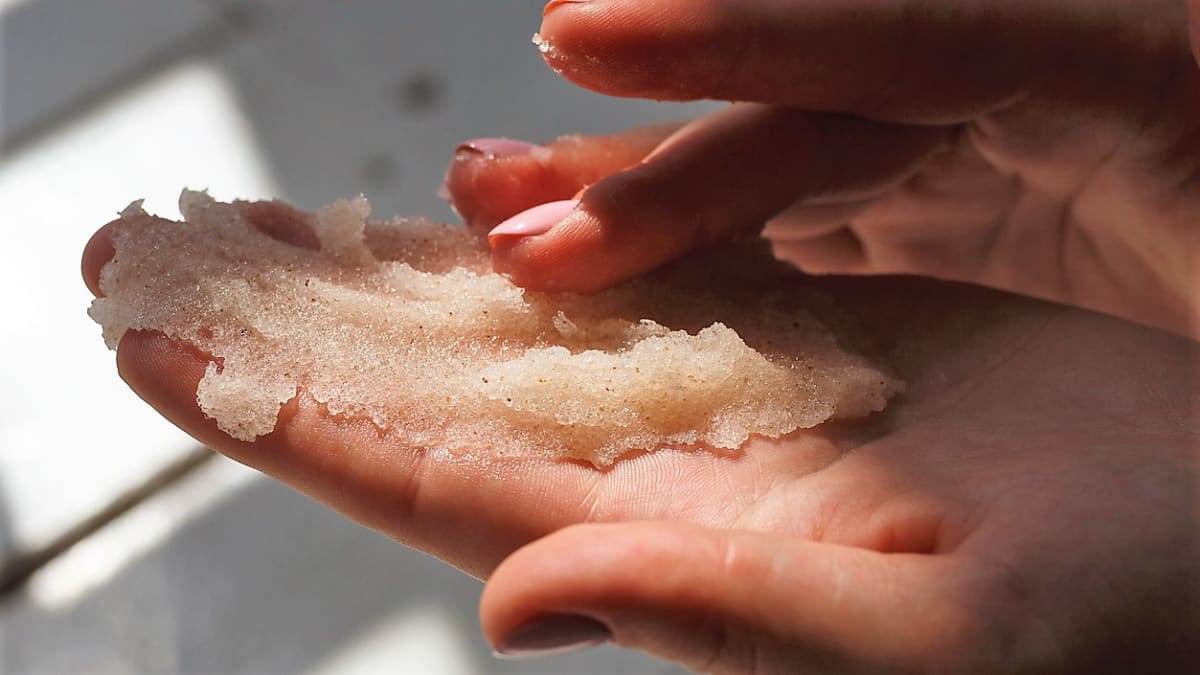 K jednoduchému a důkladnému odstranění i odolných nečistot si na dlaň jedné ruky nasypeme asi 1 lžičku cukru a nakapeme na něj trochu oleje, pak několik minut opatrně mneme ruce. Potom je opláchneme a osušíme. 