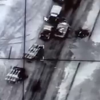 Takhle ničí Bayraktar vozy z ruské armádní kolony.