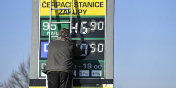 Ceny benzínu letí vzhůru navzdory snížení spotřební daně. Kdy paliva konečně zlevní?