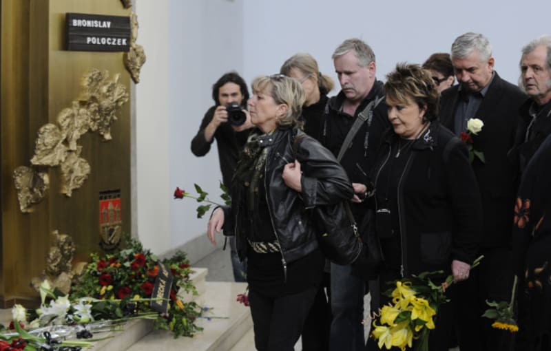 Jiřina Bohdalová a další na pohřbu Bronislava Poloczka v roce 2012