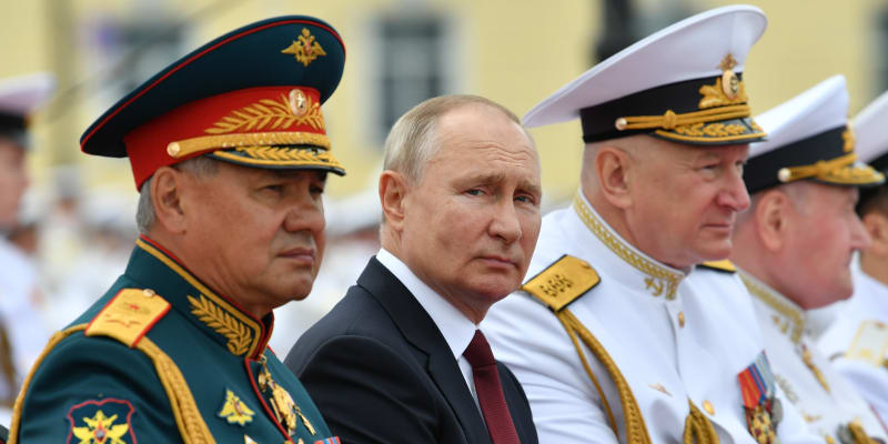 Ruský prezident Vladimir Putin se svým ministrem obrany Sergejem Šojguem (vlevo)