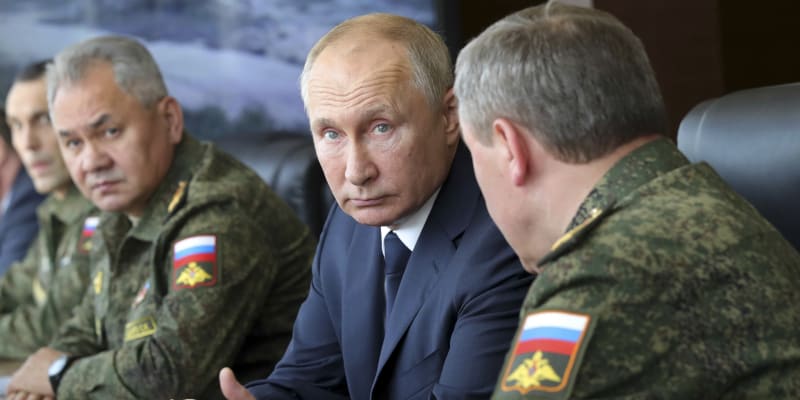Ruský prezident Vladimir Putin se svým ministrem obrany Sergejem Šojguem (vlevo).