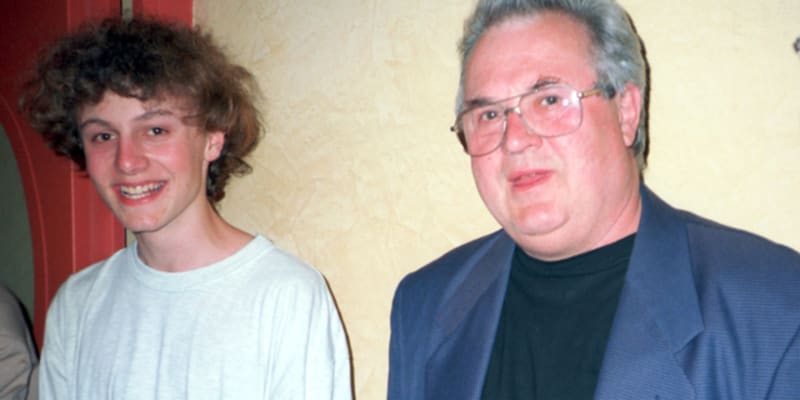 Bronislav Poloczek se svým synem v divadle Studio Ypsilon