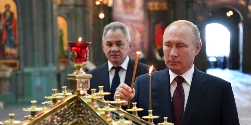 Ruský prezident Vladimir Putin se svým ministrem obrany Sergejem Šojguem.