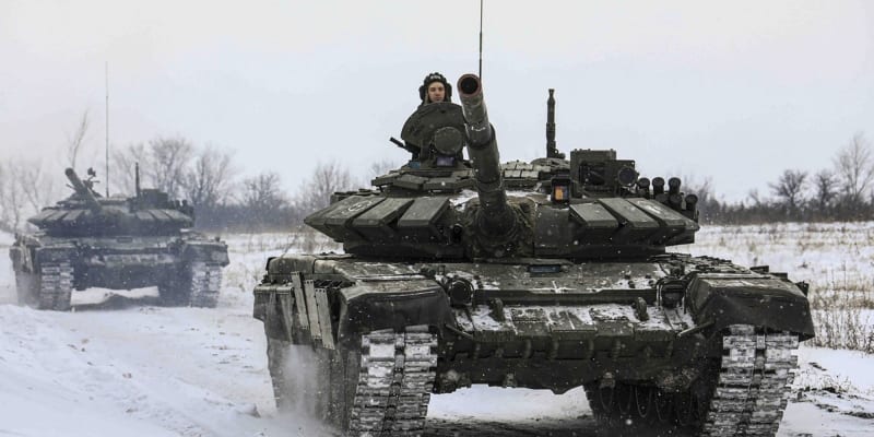 Kromě zničených ruských tanků v ulicích ukrajinských měst jich také spousta stojí vystavena na pospas nepříteli bez kapky paliva.