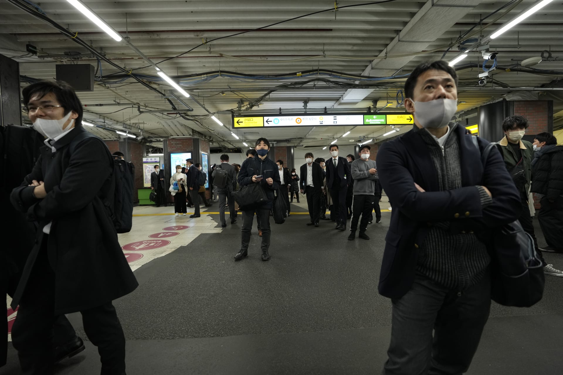 V Tokiu se lidé běželi skrýt do metra.