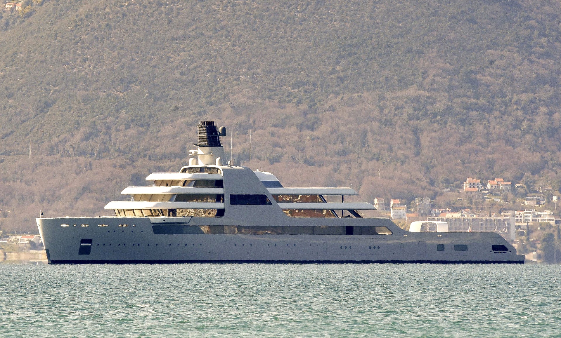 Jachta Romana Abramoviche v Černé Hoře