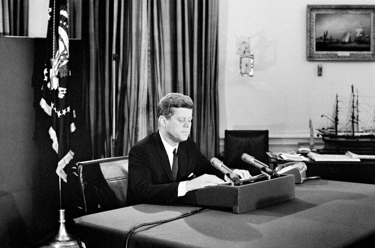 John F. Kennedy promlouvá v době vrcholící kubánské krize k národu.
