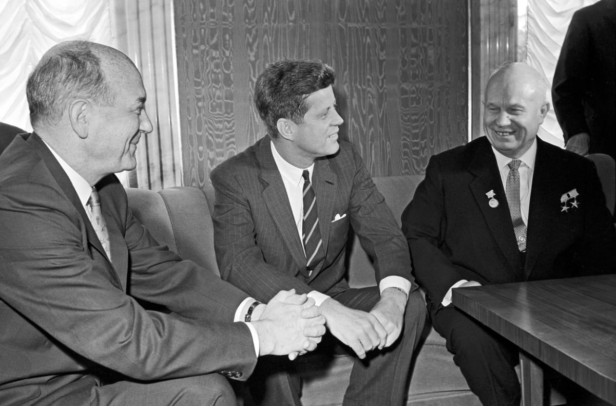 Zleva ministr zahraničí USA Dean Rusk, prezident USA John Fitzgerald Kennedy a nejvyšší sovětský představitel Nikita Chruščov na setkání ve Vídni v lednu 1961