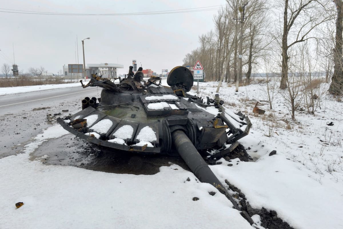 Utržená věž ruského tanku během invaze na Ukrajinu