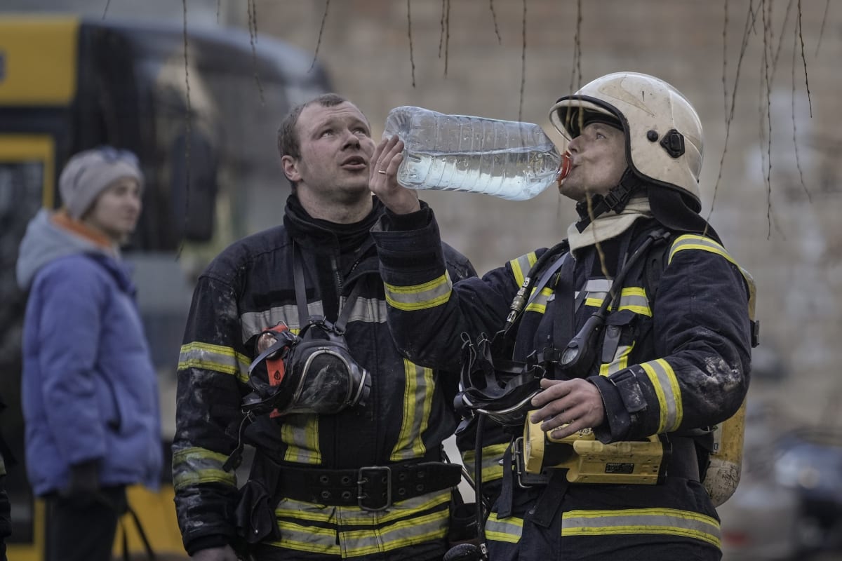Hasiči se snažili uhasit požár v Kyjevě. (15.3)