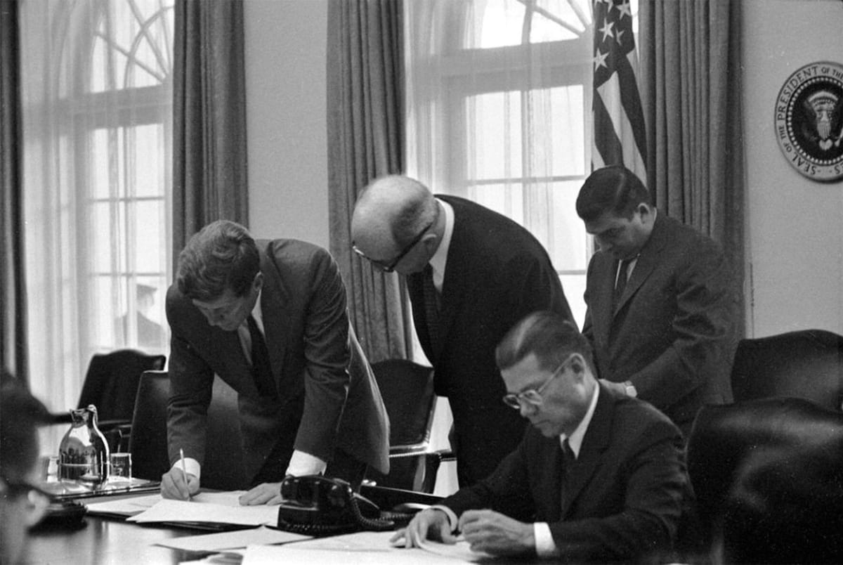 John F. Kennedy a ministr obrany Robert McNamara (v sedě)