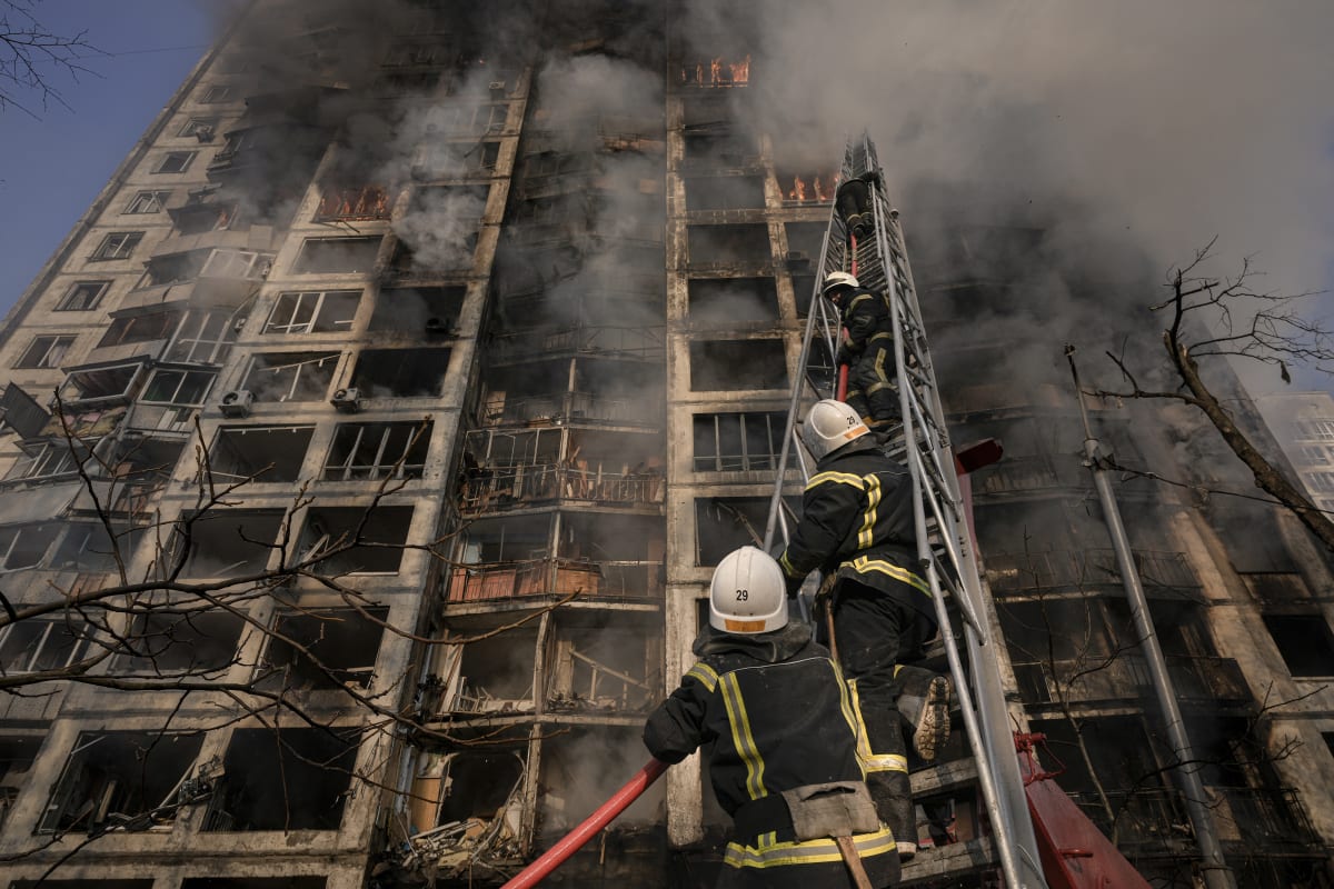 Hasiči se snažili uhasit požár v Kyjevě. (15.3)