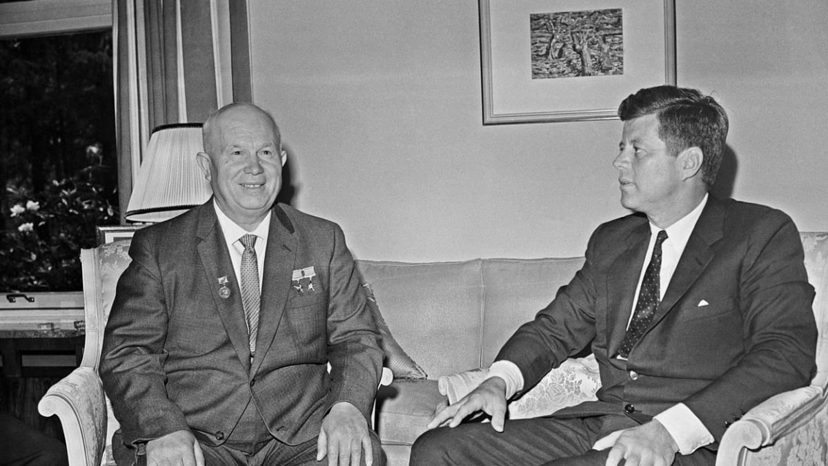 Nikita Chruščov (vlevo) a John Fitzgerald Kennedy se setkali v lednu 1961 ve Vídni.