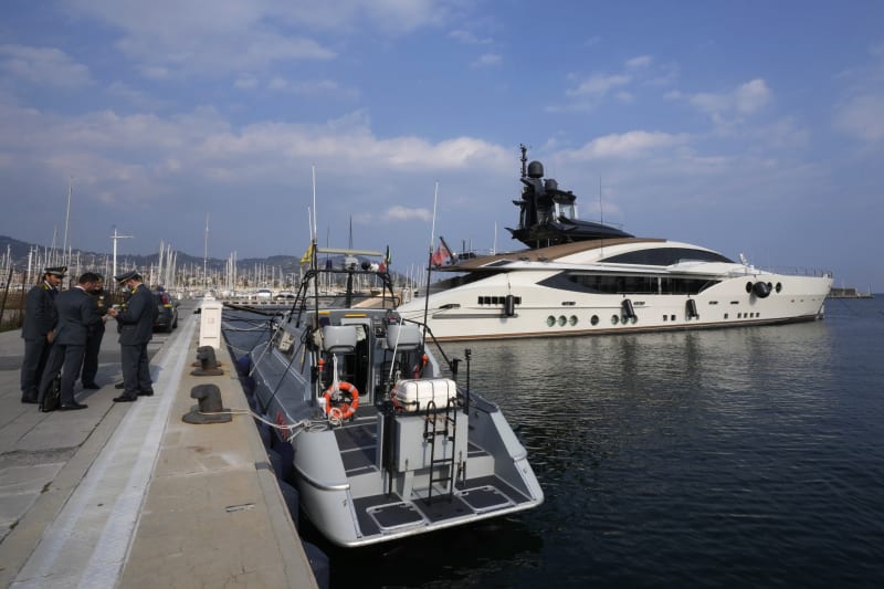 Italská finanční policie u jachty Lady M patřící ruskému oligarchovi Alexeji Mordašovovi