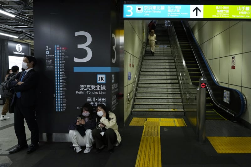 Lidé v Tokiu se běželi skrýt do metra.