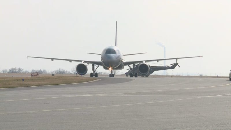 Letadlo premiéra Petra Fialy přistálo na kbelském letišti
