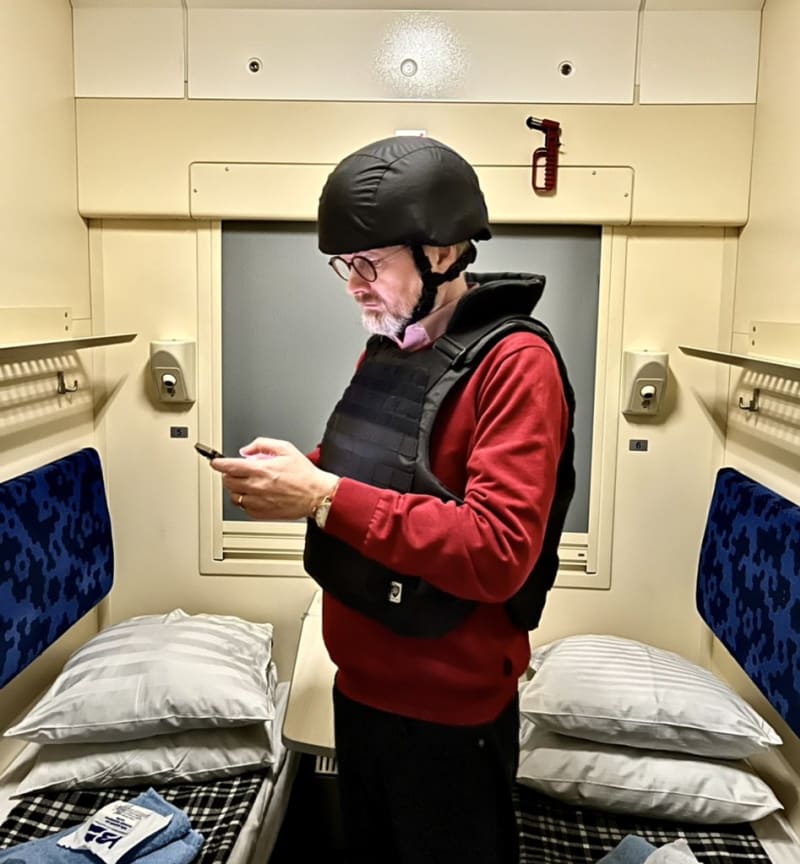 Březen 2022: Premiér Petr Fiala ve vlaku z Kyjeva. Z bezpečnostních důvodů musel mít na sobě helmu i balistickou vestu.