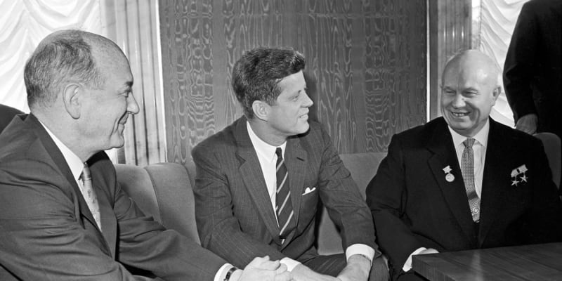Zleva ministr zahraničí USA Dean Rusk, prezident USA John Fitzgerald Kennedy a nejvyšší sovětský představitel Nikita Chruščov na setkání ve Vídni v lednu 1961