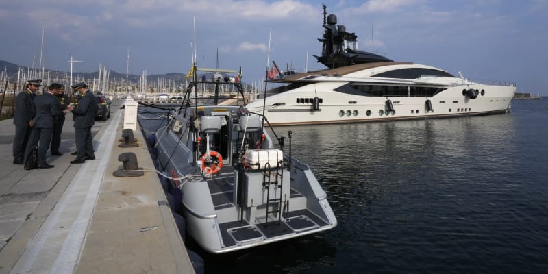 Italská finanční policie u jachty Lady M, patřící ruskému oligarchovi Alexeji Mordašovovi
