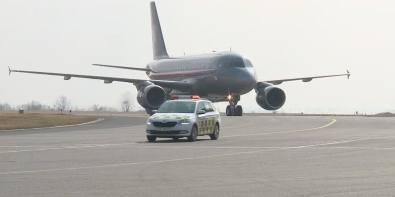 Letadlo premiéra Petra Fialy přistálo na kbelském letišti