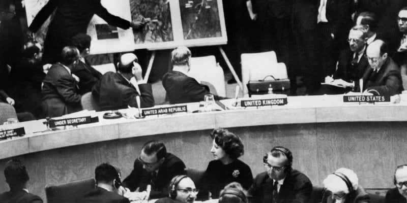 Zástupce USA v Radě bezpečnosti OSN ukazuje, že Sovětský svaz buduje na Kubě raketové základny.