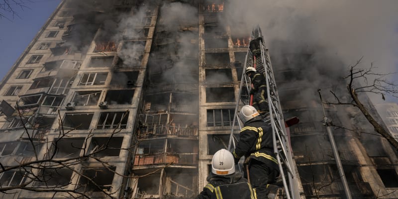 Hasiči se snažili uhasit požár v Kyjevě. (15. března)