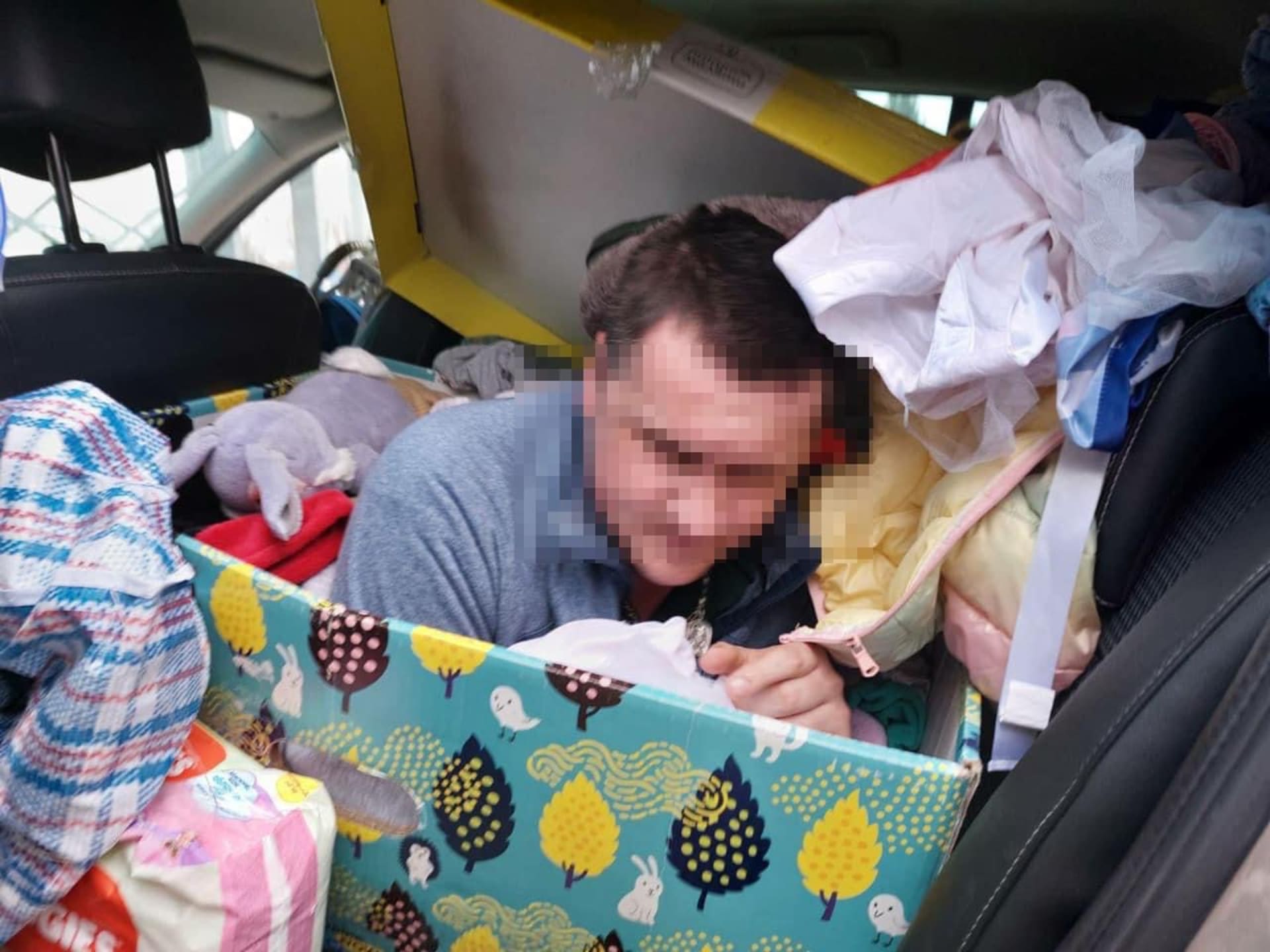 Muž se snažil uprchnout z Ukrajiny v kufru auta.