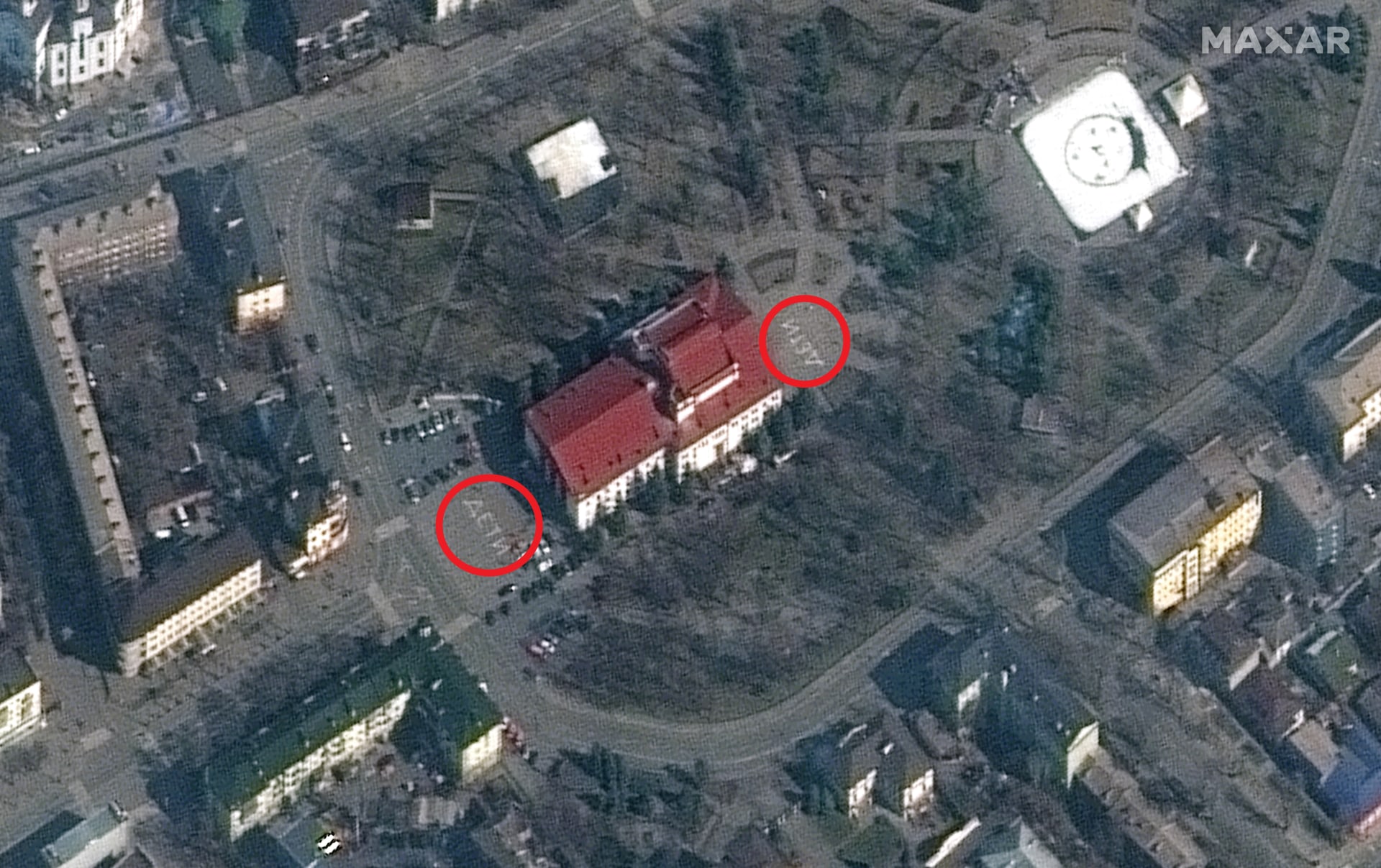 Nápisy Děti u divadla v Mariupolu ruské bombardování nezastavily. 