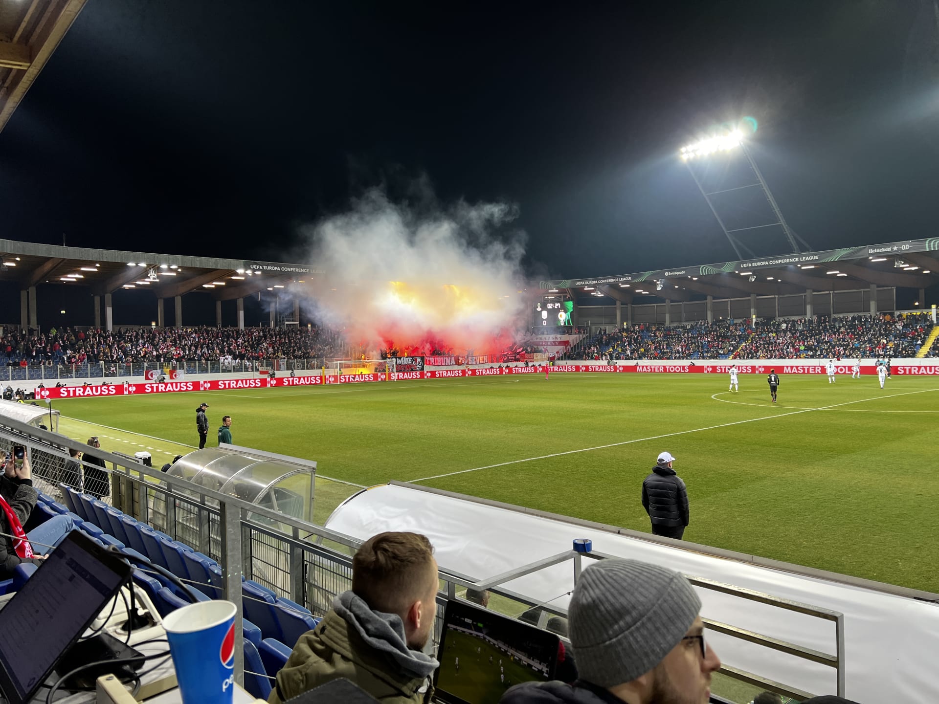 Fanoušci Slavie Praha odpálili ve třetí minutě odvetného utkání osmifinále Konferenční ligy v rakouském St. Pöltenu proti LASK Linec své bengálské ohně.