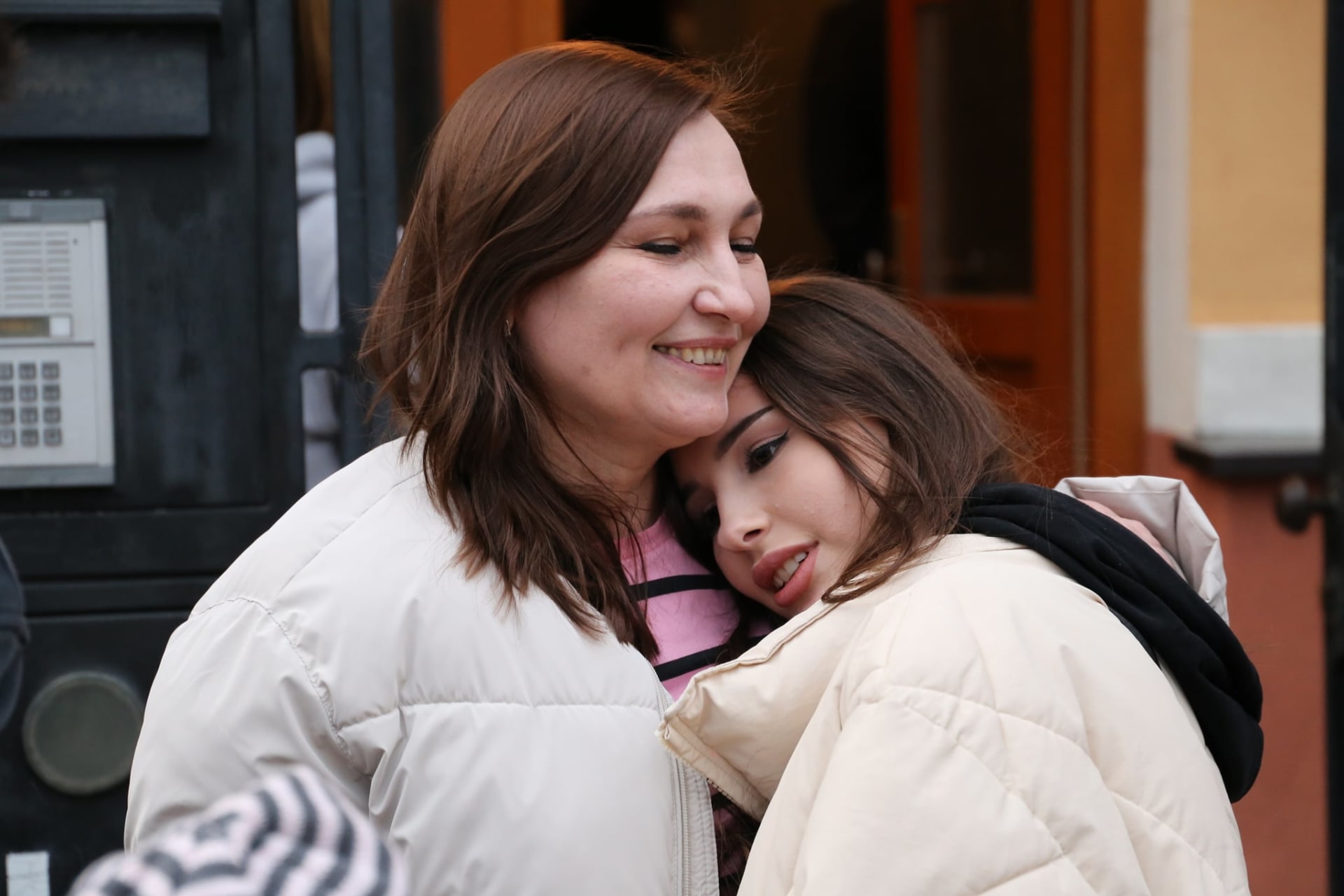 Júlia Pisecká objímá a líbá příbuzné po návratu z Ukrajiny.