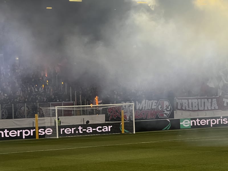 V sektoru příznivců Slavie Praha hořelo během odvety osmifinále Konferenční ligy mezi LASK Linec a Slavií. Hrálo se na stadionu v St. Pöltenu.