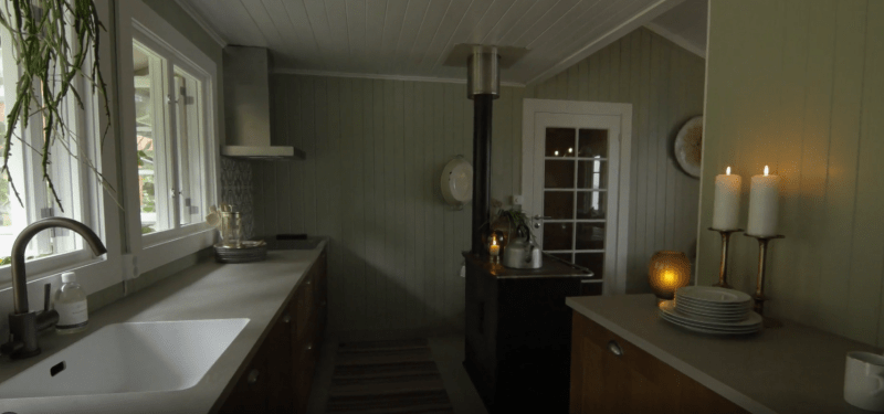 PO Nová kuchyň v tlumené barvě, vzadu zachovaná původní kamna, která měla rodina v oblibě