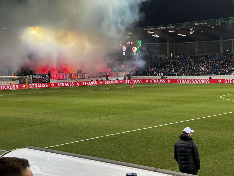 Fanoušci Slavie Praha odpálili ve třetí minutě odvetného utkání osmifinále Konferenční ligy v rakouském St. Pöltenu proti LASK Linec své bengálské ohně.