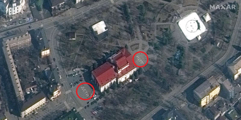 Nápisy Děti u divadla v Mariupolu ruské bombardování nezastavily. 