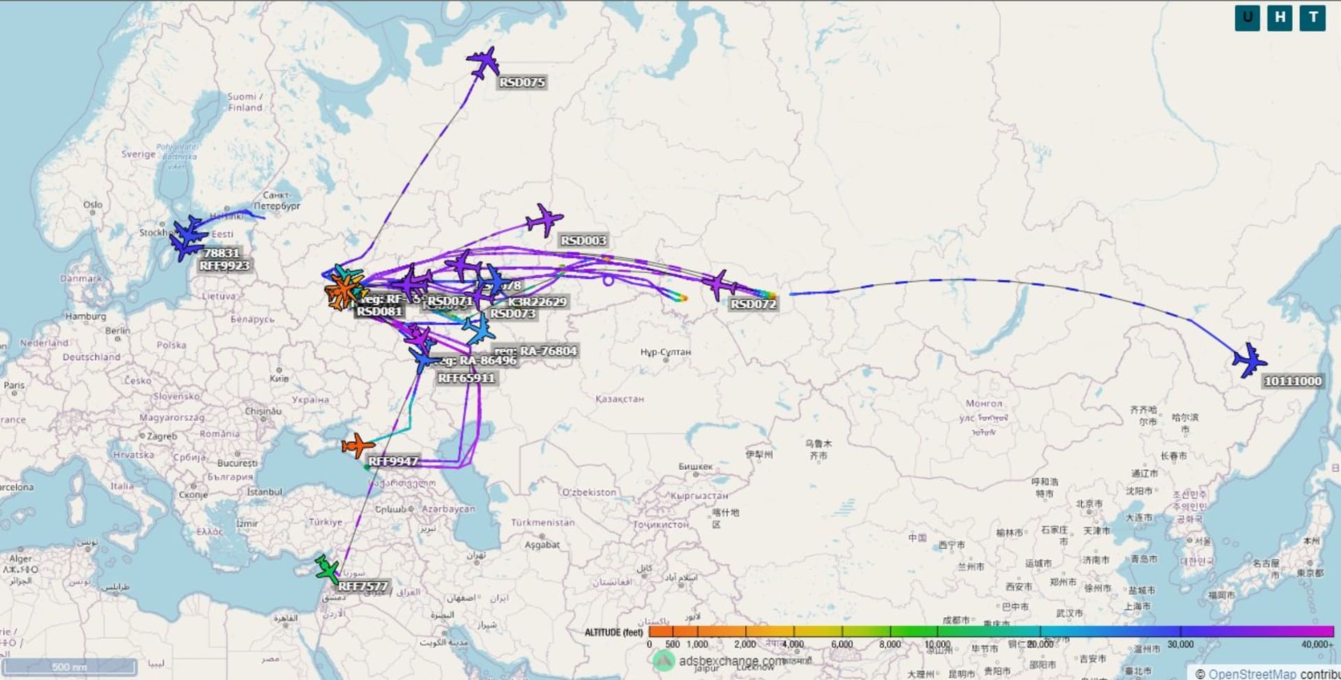 Radary zachytily více až 22 letadel, které se z Moskvy a okolních letišť rozletěly převážně na východ země. 