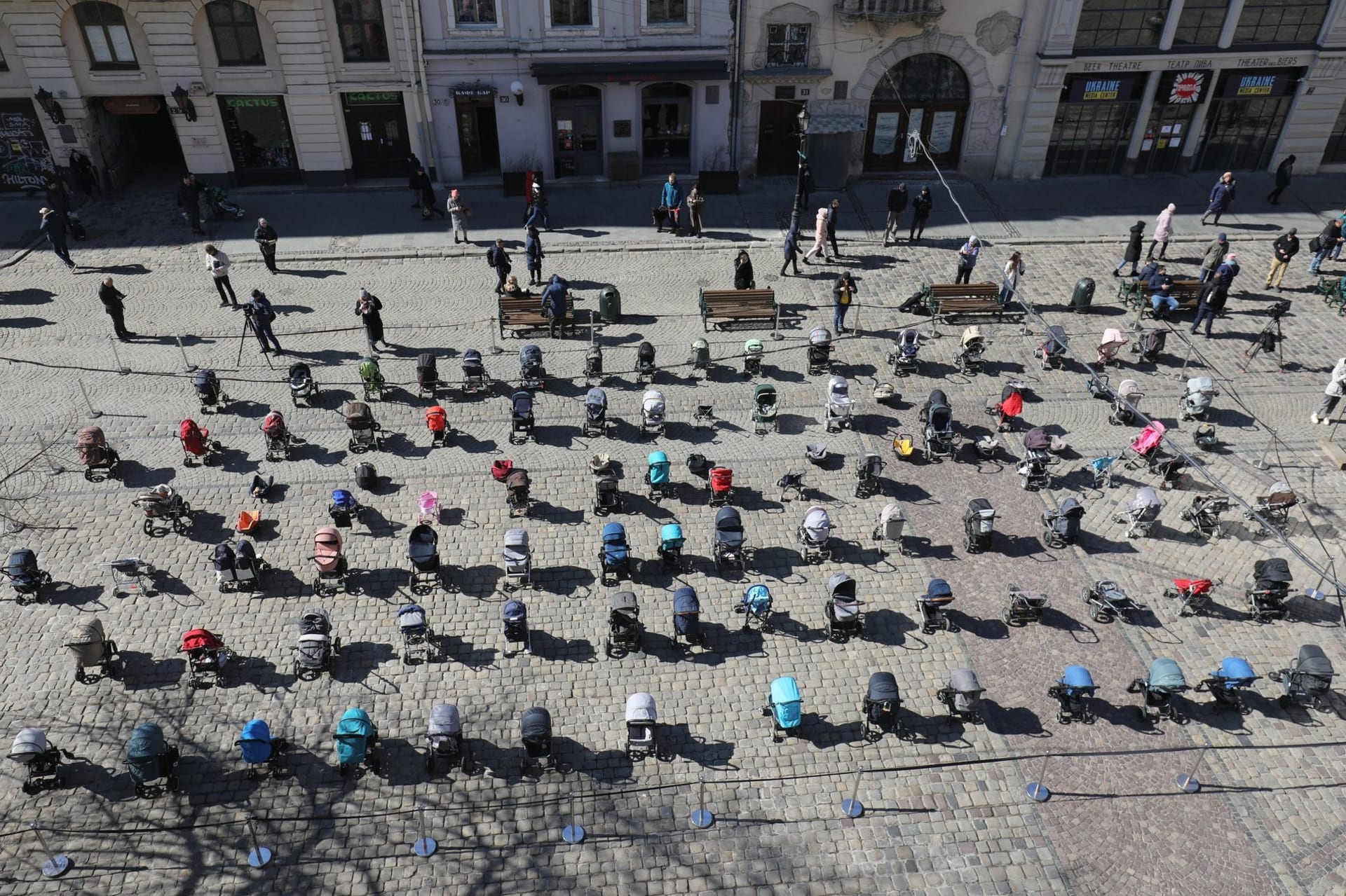 Na náměstí ve Lvově se v pátek 18. března objevilo 109 prázdných kočárků. Každý z nich symbolizuje jedno dítě, které přišlo o život v důsledku ruské invaze na Ukrajinu. 