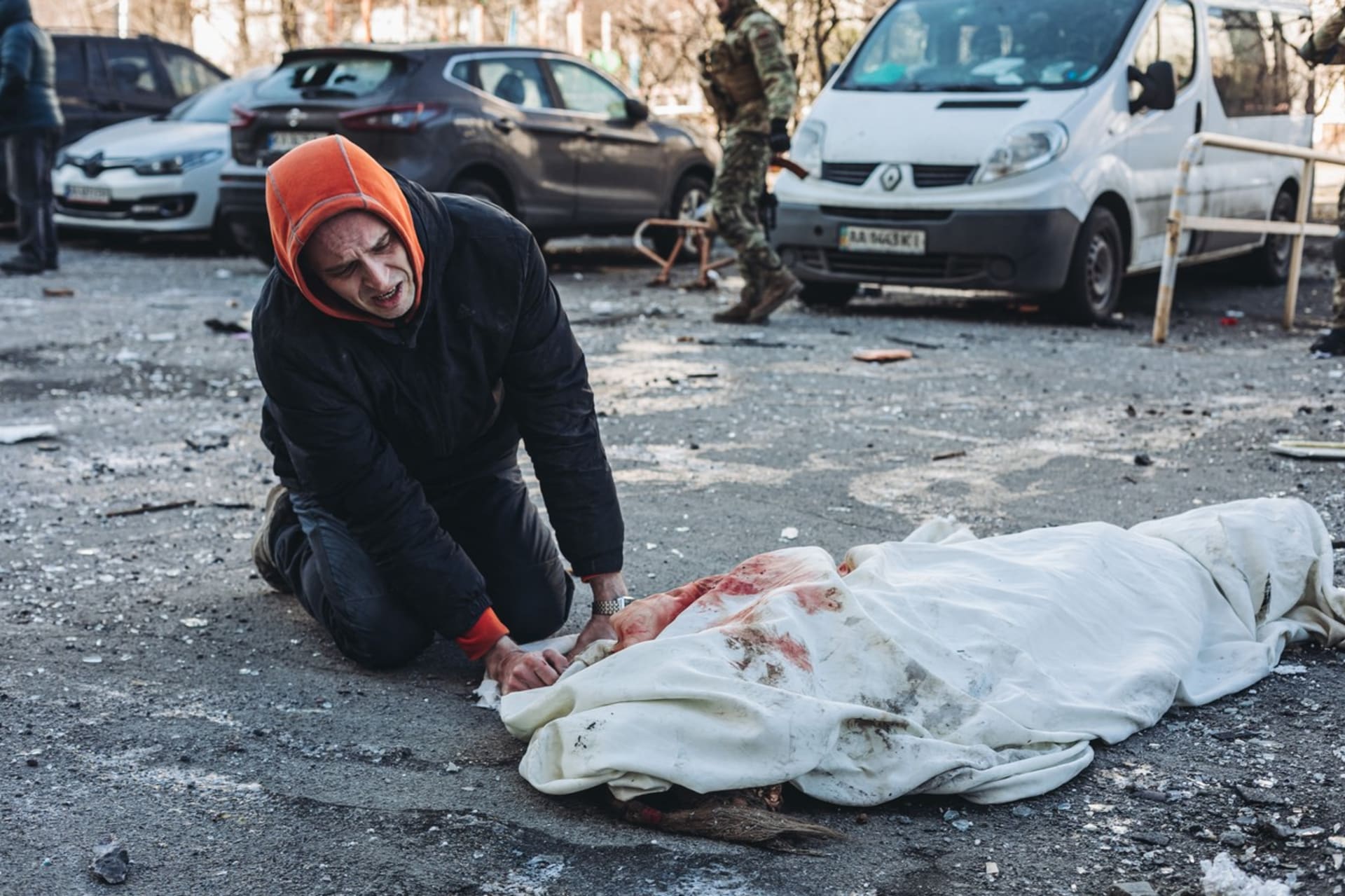 Muž oplakává svoji matku, která zemřela při ruském ostřelování Kyjeva (17. března)