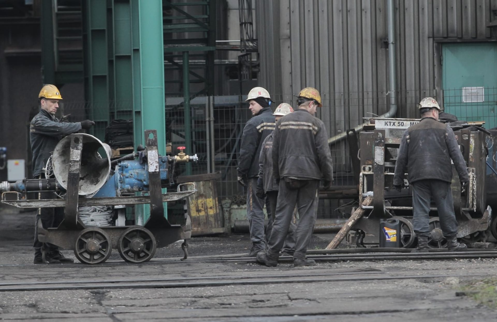 Pracovníci po důlním neštěstí v ČSM Stonava v roce 2018 odvětrávali zavalené chodby.